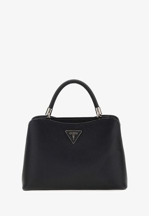 Bolso negro texturizado con asas curvas y un logo triangular metálico de GUESS centrado en el panel frontal.