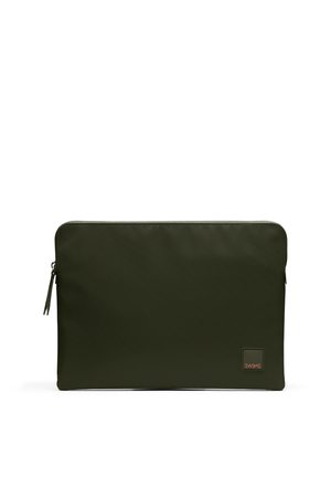 Donkergroene rechthoekige laptophoes met ritssluiting en een klein SWIMS-logo patch rechtsonder op een witte achtergrond.