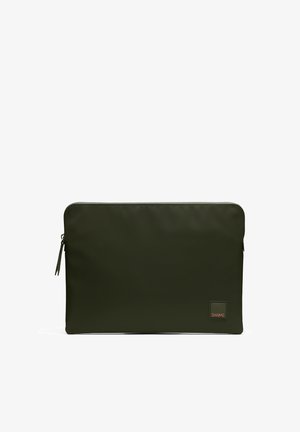 Donkergroene rechthoekige laptophoes met ritssluiting en een klein SWIMS-logo patch rechtsonder op een witte achtergrond.