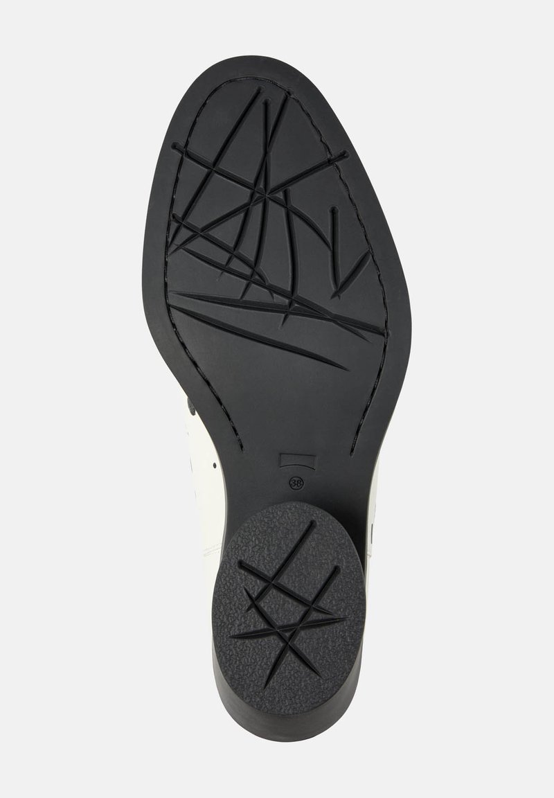 Schwarze Schuhsohle mit strukturiertem Grip-Muster, abgerundetem Absatz und geschwungenen Kanten, die erhabene Linien und ein kreisförmiges Profil in der Mitte aufweist.