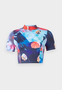 Lyhythihainen crop-top joustavasta, sileästä kankaasta, joka esittelee elävän monivärisen printin, jossa on koripallomotiiveja ja korkea kaulus.