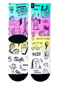 Calcetines de tripulación multicolores con efecto ombré. Presentan estampados gráficos en negro, que incluyen íconos divertidos y texto. Acentos en el dedo del pie y el talón en negro.