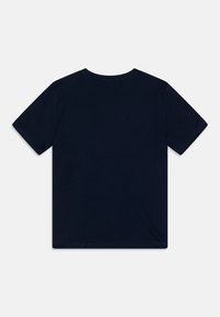 Tmavě modré tričko s krátkým rukávem vyrobené z měkké bavlny. Má kulatý výstřih a švy, s jednoduchým, nezdobeným designem.