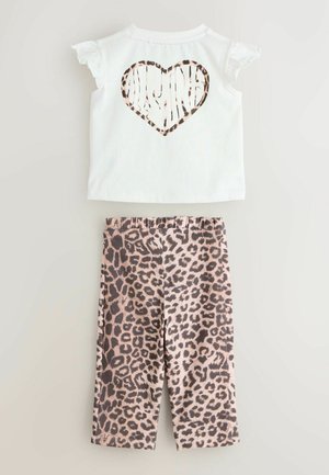 Weißes kurzärmeliges Oberteil mit einem Leopardenherz auf dem Rücken, kombiniert mit pinken Leggings mit Leopardenmuster. Weiches Baumwollmaterial.