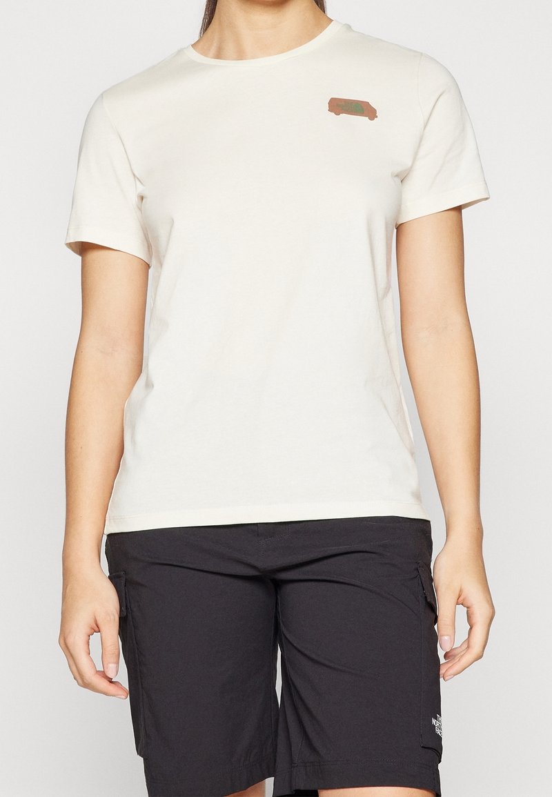 Krémové bavlněné tričko s krátkým rukávem, na levé horní straně s malou grafikou hnědého a zeleného dodávkového vozu. Jednoduchý kulatý výstřih.