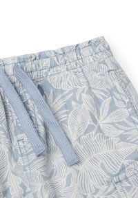 Pantaloni corti azzurri chiari con un motivo di foglie bianche, elastico in vita con cordoncino e un tessuto morbido e strutturato.
