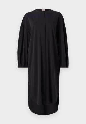 Robe noire en tissu lisse, avec un col rond, des manches longues et des fentes sur les côtés. Coupe décontractée avec des détails de conception minimalistes.