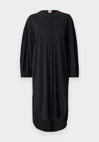 Vestido preto feito de um tecido suave, com decote redondo, mangas longas e aberturas laterais. Corte solto com detalhes de design minimalistas.