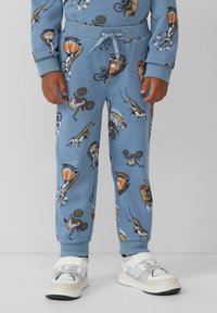 Blauwe sweatpants hebben een speels patroon van dieren en een luchtballon, met ribgebreide manchetten en een verstelbare tailleband met trekkoord.