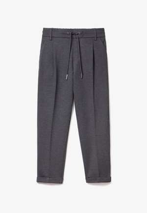 Donkergrijze taps toelopende broek met plooien, omgeslagen randen, zijzakken, riemlussen en een sluiting met trekkoord aan de voorkant met metalen uiteinden.