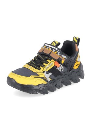 Zapatilla Skechers negra y amarilla con suela resistente, decoraciones con temática de herramientas, cierre de velcro, cordones y tiradores en el talón y la lengüeta.