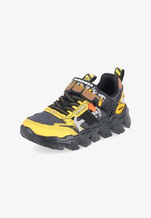 Czarno-żółty sneaker Skechers z wytrzymałą podeszwą, ozdobami inspirowanymi narzędziami, paskiem na rzep, sznurowadłami oraz uchwytami z tyłu na pięcie i języku.