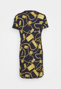 Robe à manches courtes bleu marine avec un motif de chaîne dorée, présentant divers pendentifs et étiquettes, fabriquée à partir d'un tissu lisse et léger.