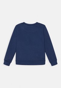 Sudadera azul marino con mangas largas, puños y dobladillo acanalados, cuello redondo y textura suave. Vista trasera que muestra detalles mínimos de costura.