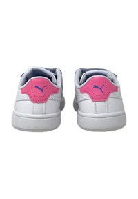 Sneaker bianche con tomaia in pelle liscia, linguetta del tallone in gomma rosa con logo blu, e suola bianca texturizzata.