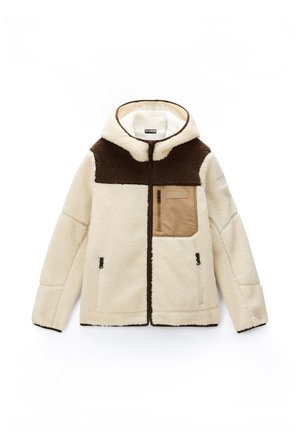 Giacca in pile beige e marrone con cappuccio, zip frontale, tasca sul petto in tessuto color cuoio e due tasche laterali con cerniera.