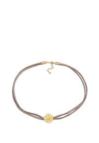 Suede halskæde i taupe med en struktureret cirkulær pendant i guld tone, der har to strenge og en guld tone lås med forlængerkæde.