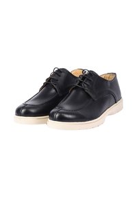 Scarpe di pelle nera con una consistenza liscia, design con lacci e suola di trazione bianca a contrasto. Presentano dettagli cuciti sulla punta.