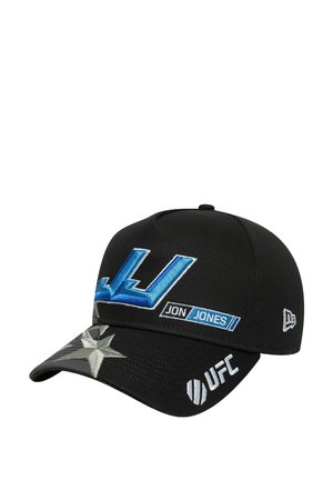Schwarze Baseballmütze mit blauer gestickter "JJ"-Logos, "JON JONES"-Etikett und silbernem Sternenmuster auf dem Schirm, mit UFC-Branding.