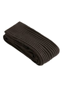 Sosete ribbate de culoare maro închis, fabricate dintr-un material moale. Designul prezintă dungi verticale proeminente și un aspect pliat, suprapus.