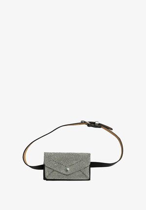Beltová taška s obdĺžnikovým tvarom, s exteriérom pokrytým striebornými kamienkami, čiernymi koženými detailmi a nastaviteľným popruhom na nosenie.