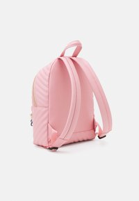 Guess JUNIOR SMALL BACKPACK - Hátizsák - beloved pink
