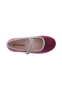 Zapato Mary Jane en material de terciopelo rosa con punta redonda, ribete gris y correa con hebilla. Interior marcado con "victoria."