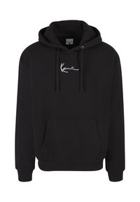 Čierna mikina s kapucňou vyrobená z mäkkej tkaniny, s prednou vreckom, šnúrkami a bielym vyšitým logom na hrudi. Štandardný strih.