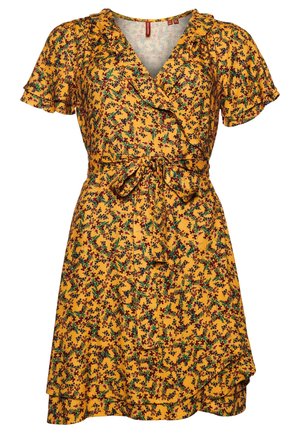 Robe courte à manches courtes jaune avec imprimé floral rouge et vert, bords à volants, col en V, et ceinture nouée à la taille.