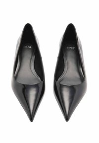 Tocuri negre din piele vernis, cu vârf ascuțit și o textură netedă, având un design minimalist și o marcă discetă embosată pe branț.