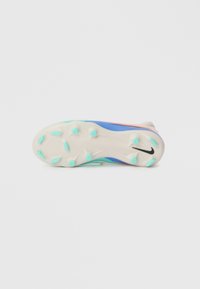 Nike fotbalová kopačka, převážně bílá s multikulturními akcenty. Obsahuje tyrkysové kolíky, texturovanou podrážku a elegantní aerodynamický design.