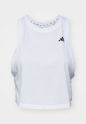 Top corto bianco realizzato in tessuto leggero con scollatura rotonda. Presenta un logo nero sul lato sinistro e una texture liscia.