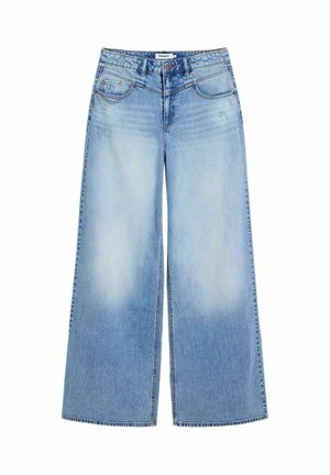 Jeans de pierna ancha de color azul claro, confeccionados en denim con un acabado desgastado. Cuentan con bolsillos delanteros y trabillas para el cinturón, presentando un ajuste relajado y holgado.