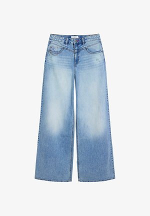 Jeans de pierna ancha de color azul claro, confeccionados en denim con un acabado desgastado. Cuentan con bolsillos delanteros y trabillas para el cinturón, presentando un ajuste relajado y holgado.
