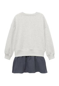 Helle graue Langarm-Sweatshirt mit gerippten Bündchen und Saum, darüber getragen ein lockerer dunkelgrauer Rock oder ein Kleid aus einem strukturierten Stoff.