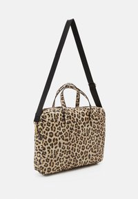 Leopardmønstret laptopveske med svart justerbar stropp, doble bærehåndtak, glidelås og detaljer i gulltonet metall.