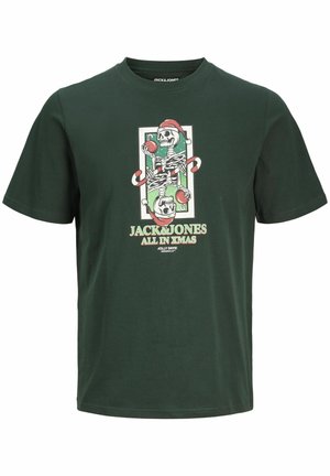 T-shirt vert à manches courtes présentant un graphique d'un squelette portant un chapeau de Noël et tenant des décorations, avec le texte "JACK&JONES ALL IN XMAS" en dessous.