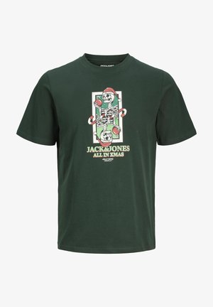 Zaļš īsām piedurknēm T-krekls ar grafiku, kurā attēlots skelets Ziemassvētku cepurē, kas tur rotājumus, ar tekstu "JACK&JONES ALL IN XMAS" zem tā.
