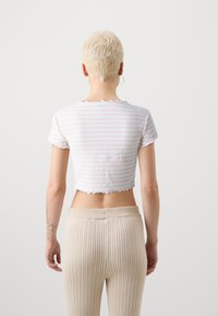 ONLY Petite ONLANITS CROPPED - T-shirts med print - begonia pink/cloud dancer