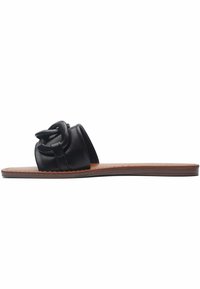 Zwarte leren slippersandalen met verweven banddetail, platte bruine zool en een gladde textuur. Eenvoudig ontwerp zonder versieringen.