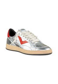 Sneaker sintetico argento con accenti rossi e dettagli perforati. Presenta una chiusura con lacci bianchi e una suola in gomma color crema. Fodera interna nera.