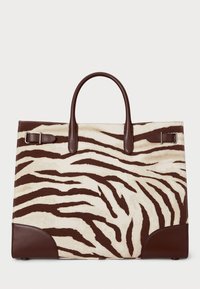 Bruine en crèmekleurige tote bag met zebra-patroon, voorzien van gladde leren accenten en stevige dubbele handvatten. Vlakke, rechthoekige vorm met zijgespen.