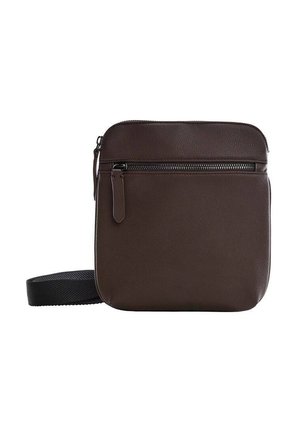 Sac bandoulière en cuir marron foncé avec poche zippée à l'avant et sangle d'épaule noire réglable sur fond blanc.