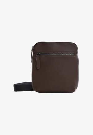 Sac bandoulière en cuir marron foncé avec poche zippée à l'avant et sangle d'épaule noire réglable sur fond blanc.