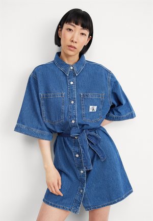 BOXY BELTED SHIRT DRESS - Denim dress - denim light