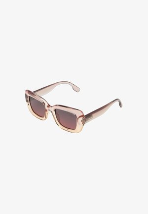 Lunettes de soleil carrées avec une monture transparente rose clair et des verres bruns dégradés. Elles disposent de branches solides avec un détail de logo subtil sur la tempe.