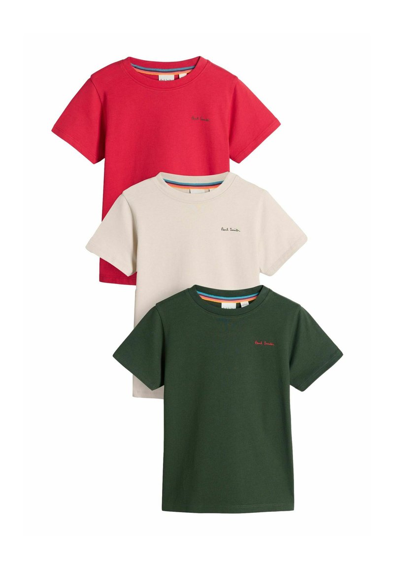 Tres camisetas en exhibición: una roja en la parte superior, una beige en el medio y una verde en la parte inferior. Todas tienen mangas cortas y cuello redondo.