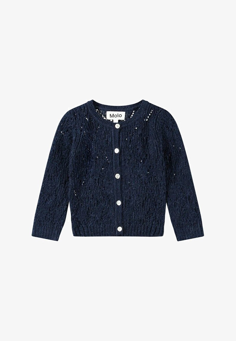 Cardigan tricoté bleu marine pour fille, manches longues, col rond, boutons blancs sur le devant, et étiquette de marque "Molo" à l'intérieur du col.