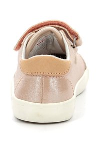 Sneaker in tessuto rosa con una texture liscia, fascia in velcro e dettaglio in suede beige sul tallone. La suola è bianca e leggermente testurizzata.