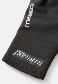 Czarna rękawka do jazdy na rowerze wykonana z elastycznej tkaniny. Zawiera logo "Castelli" oraz etykietę "perfetto", z teksturowanym brzegiem i gładkim wykończeniem.
